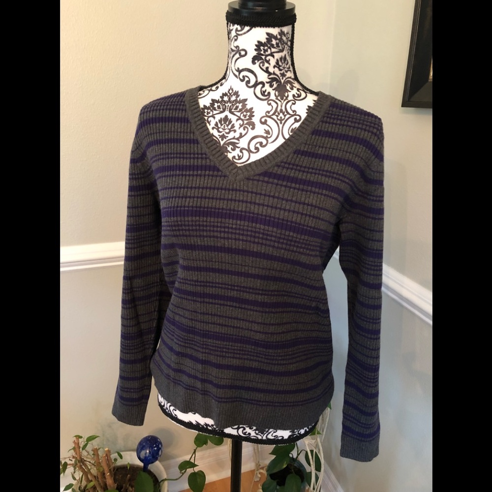 V-neck ribbed sweater gray and purple